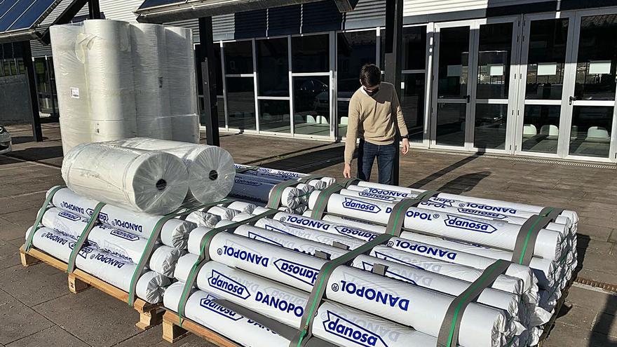 Avelino Souto, junto al material para el cambio de cubierta del Arena, en diciembre.