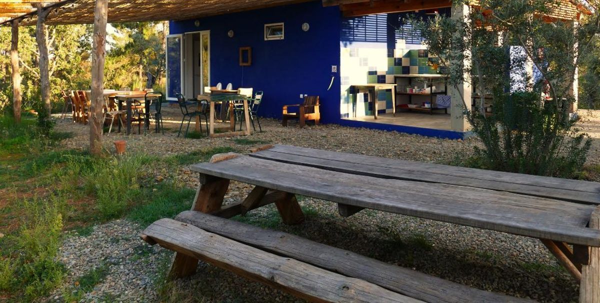 Zona de cocina exterior y merendero del camping El Merino en Sierra de Gata