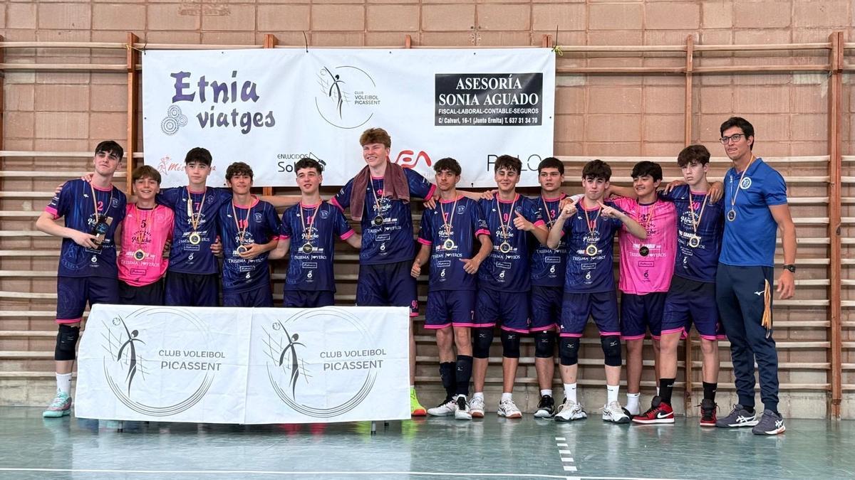 Los cadetes del CV Gandia festejan su doble éxito