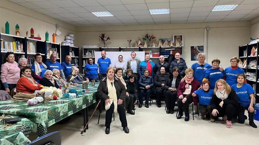 Mayores y voluntarios durante el día de ayer en la sede de la asociación O Castro de Baión.