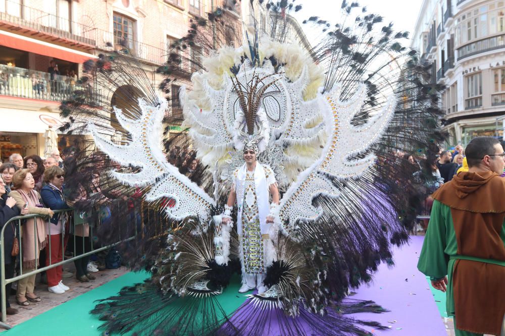 Desfile de dioses y grupos de animación.