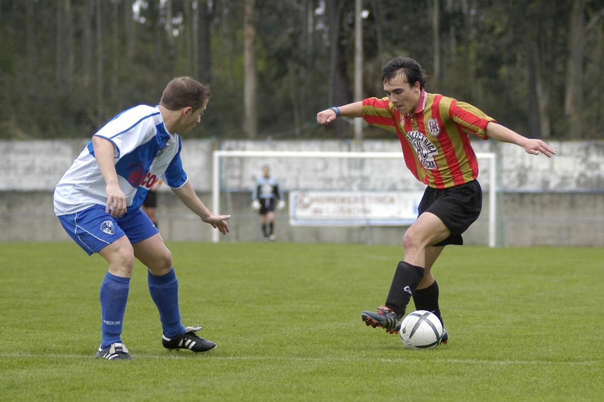 Iván Pérez, con el Laracha, ante el Portonovo
