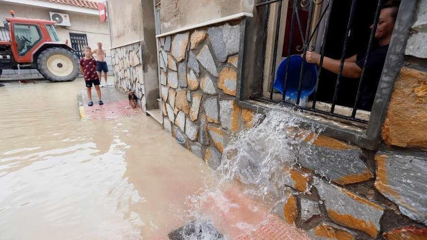 Vecinos de la localidad alicantina de Dolores limpian sus casas tras las inundaciones. // Efe