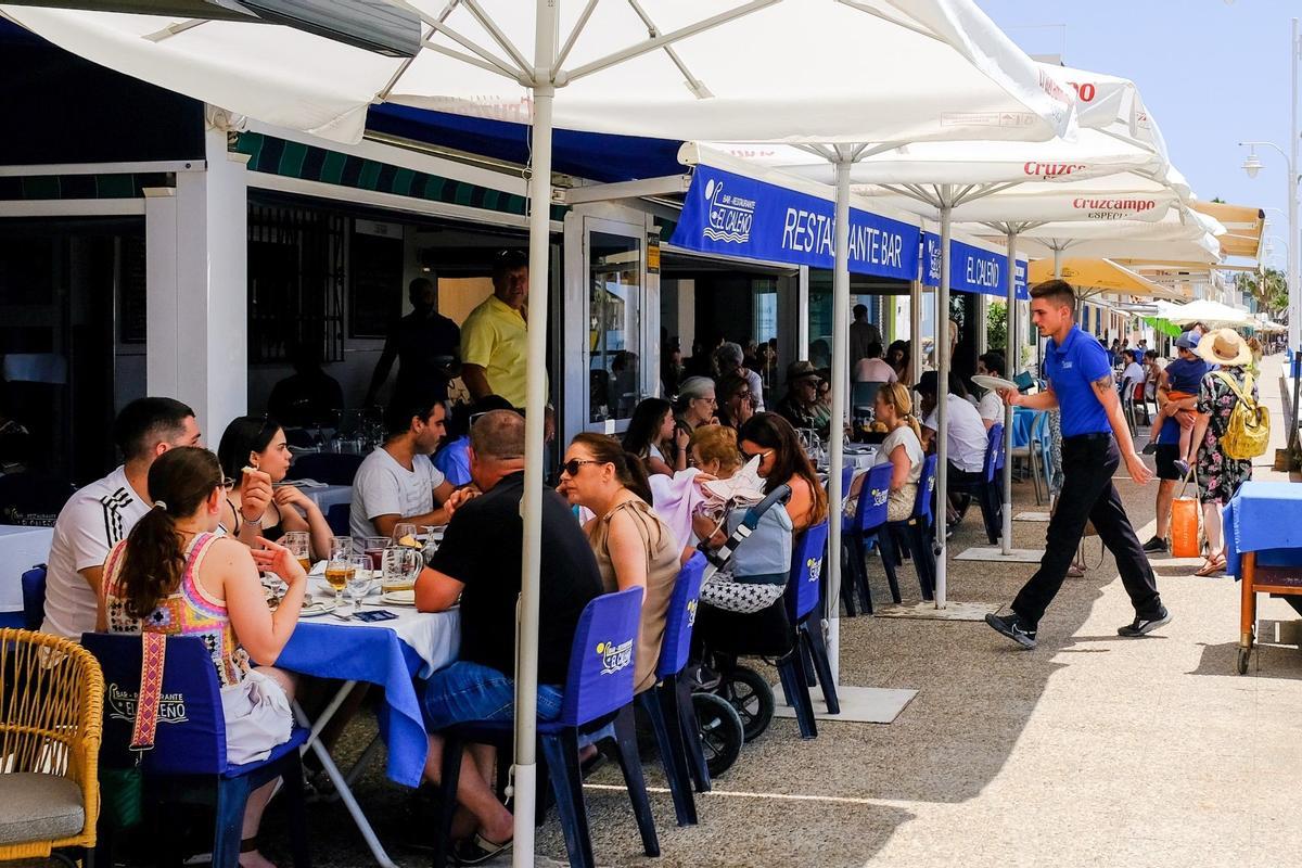 Mesas con comensales en las terrazas de uno de los paseos marítimos de la capital malagueña.