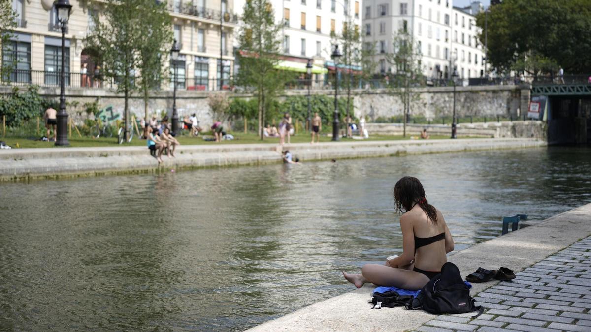Varias personas se refrescan a orillas del Sena en París, este martes.