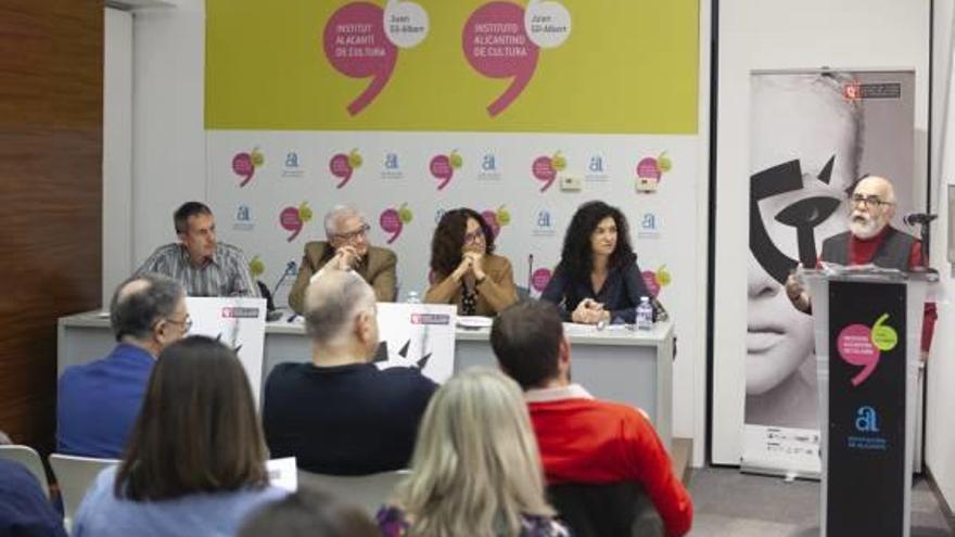 Guillermo Heras presenta la XXVI Muestra de Autores Contemporáneos, ayer en el Gil-Albert, con representantes de la UA, Diputación, Ayuntamiento de Alicante y el Institut Valenciano de Cultura.