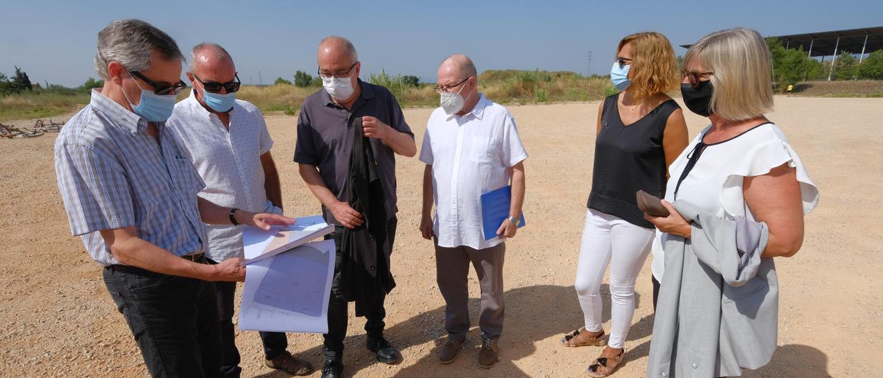 Josep Bargalló, fa dos anys, va venir a Vilafant com a conseller d&#039;Educació a visitar el terreny on s&#039;ha de construir l&#039;institut