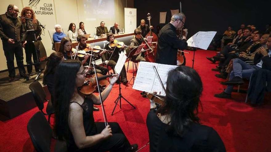 El ensemble &quot;Ars Mundi&quot;, dirigido por Yuri Nasushkin, ayer en el Club Prensa Asturiana. Al fondo, ante el atril, Manuel Valiente y Nuria Sánchez. En la mesa, de izquierda a derecha, Concha Quirós, Ángeles Rivero, Ana de la Calle, Graciano García y Xuan Bello.