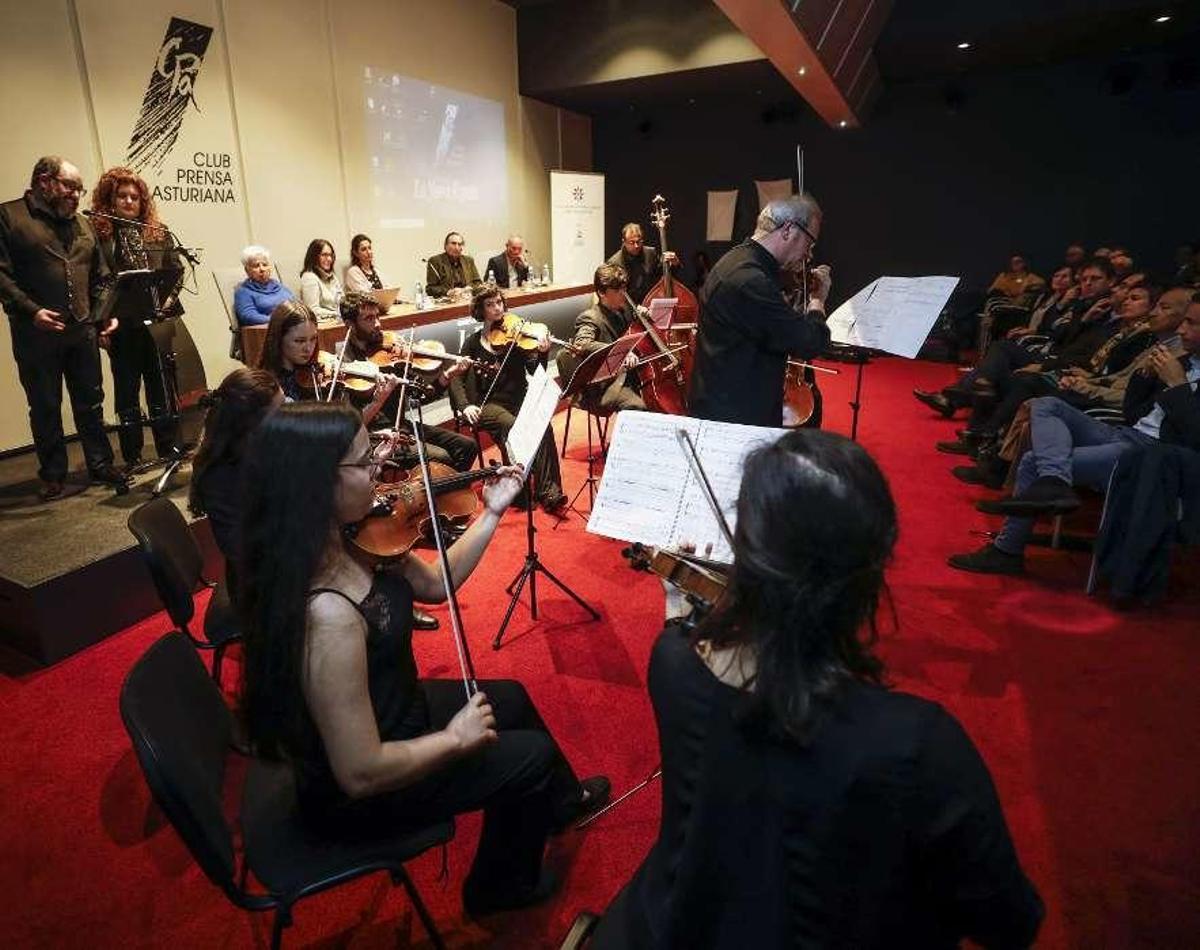El ensemble "Ars Mundi", dirigido por Yuri Nasushkin, ayer en el Club Prensa Asturiana. Al fondo, ante el atril, Manuel Valiente y Nuria Sánchez. En la mesa, de izquierda a derecha, Concha Quirós, Ángeles Rivero, Ana de la Calle, Graciano García y Xuan Bello.