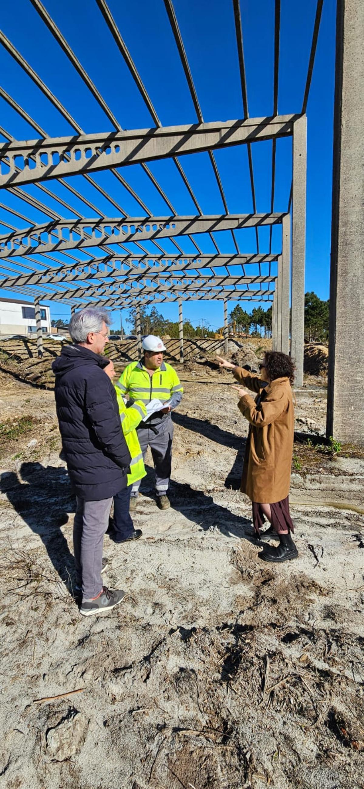 El alcalde visitó As Bizocas para evaluar el desarrollo de la gran superficie polideportiva.