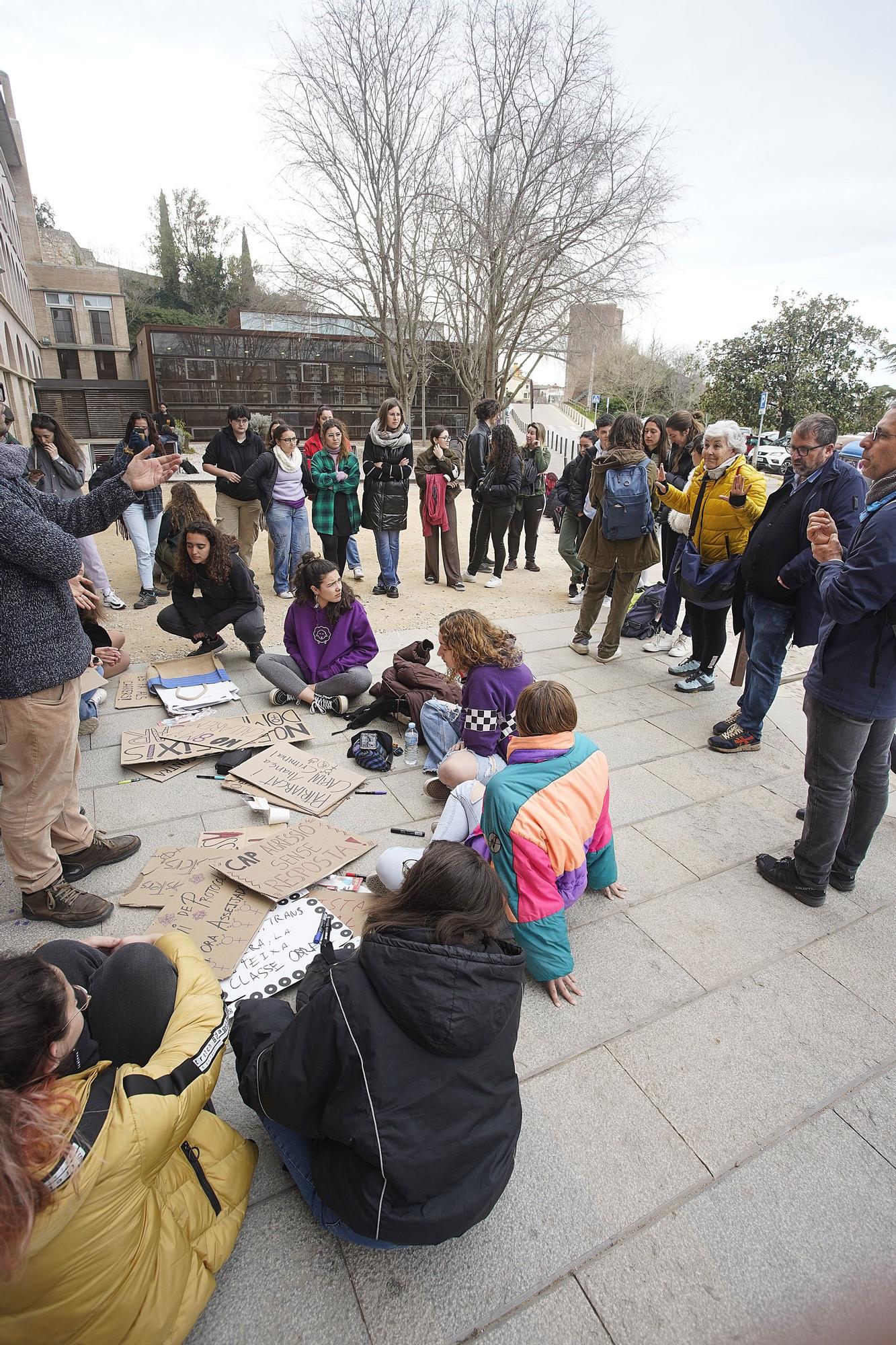 Els piquets per la vaga feminista bloquegen l'entrada al Campus del Barri Vell de la UdG