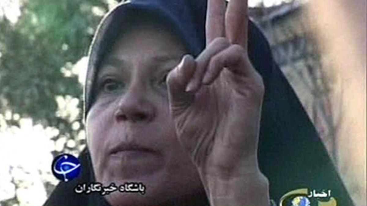La hija del expresidente iraní Rafsanyani, Faezah Hashemi, liberada hoy por la Policía de Teherán.