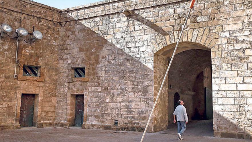 El joven se precipitó desde lo alto de la esquina de la fortificación, frente a la Seu de Palma.