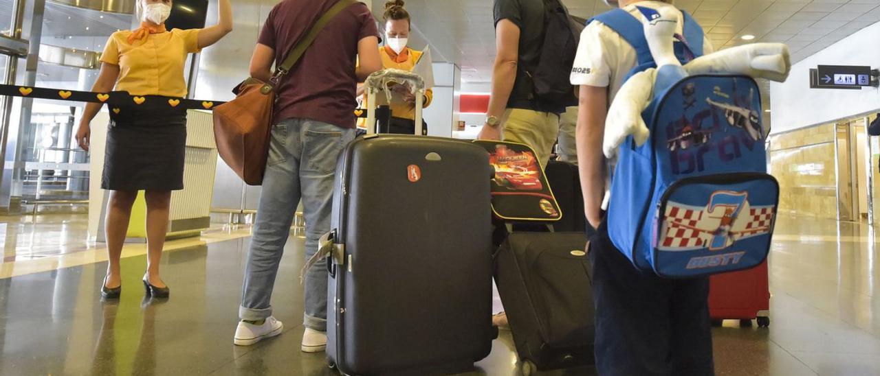Unos turistas llegan al aeropuerto de Gran Canaria. | | ANDRÉS CRUZ