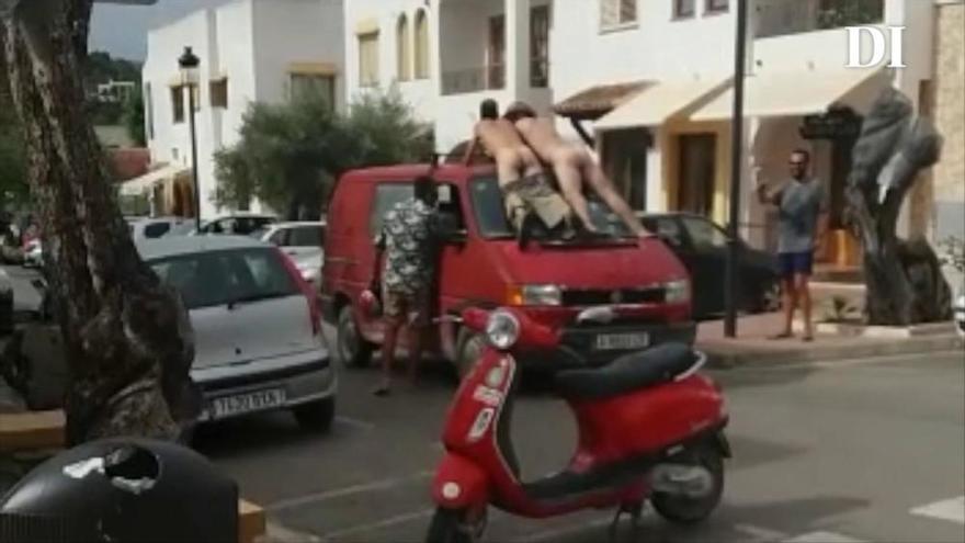 Desnudos sobre el parabrisas delantero de un coche en Sant Carles de Ibiza