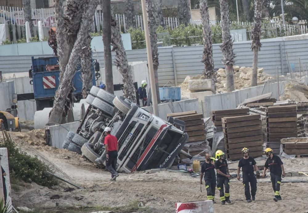 Los Bomberos y la Policía Local han intervenido para sellar una fuga de combustible del vehículo accidentado