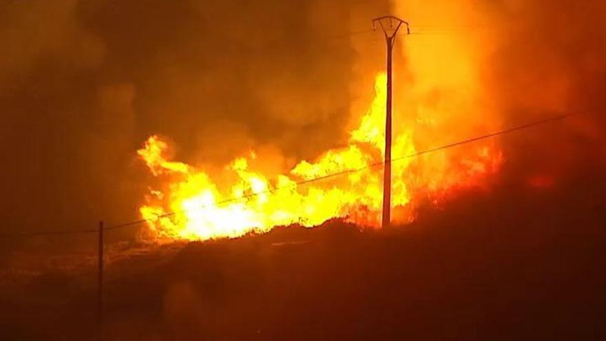 Más de un centenar de vecinos desalojados durante la noche en la Sierra de La Cabrera por la proximidad de las llamas
