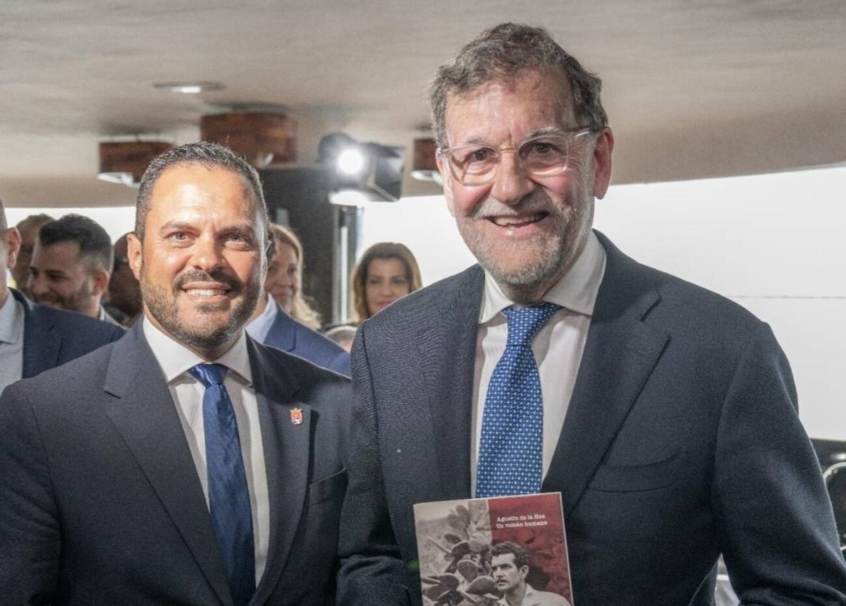 Yonathan de León (i) y Mariano Rajoy, el pasado viernes en el Castillo de San José, en Arrecife
