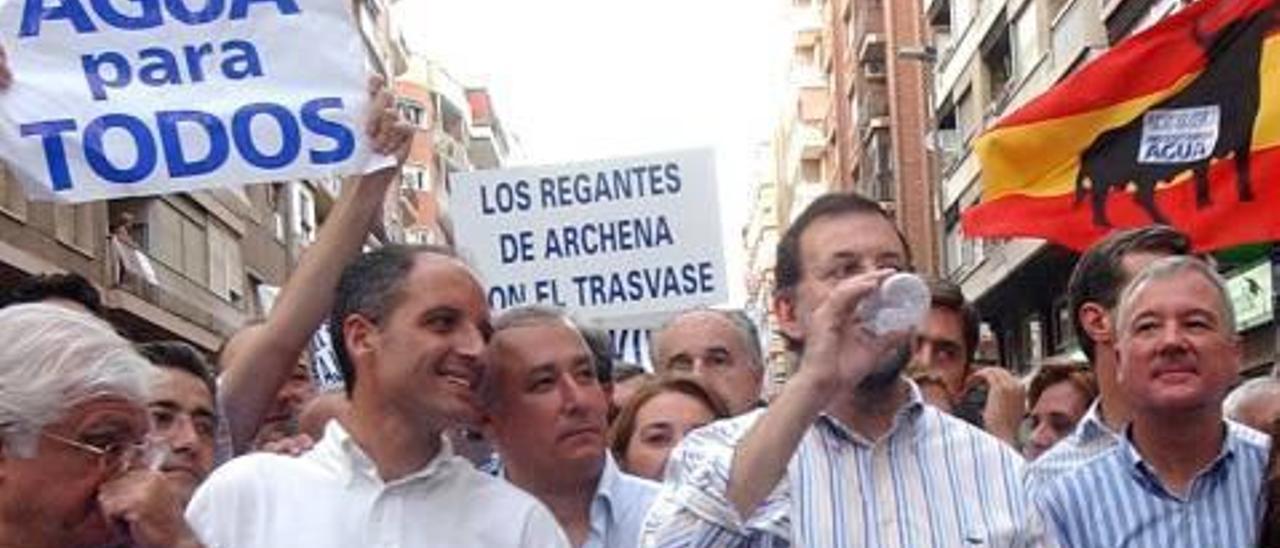 Manifestación con Rajoy y Camps tras la pancarta en defensa del &quot;Agua para todos&quot;.