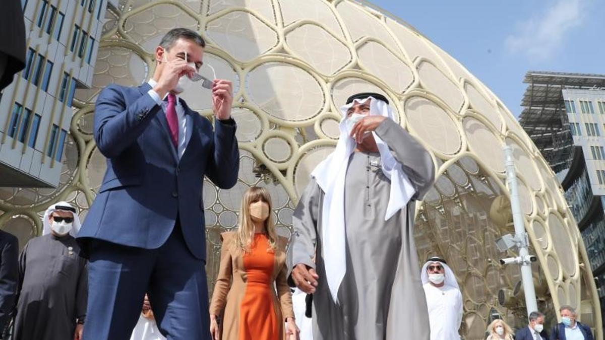 El presidente del Gobierno, Pedro Sánchez, junto al comisario general de la Expo 2020 Sheikh Nahyan bin Mubarak Al Nahyan, este 2 de febrero de 2022 en Dubái. La muestra celebra el Día de España.