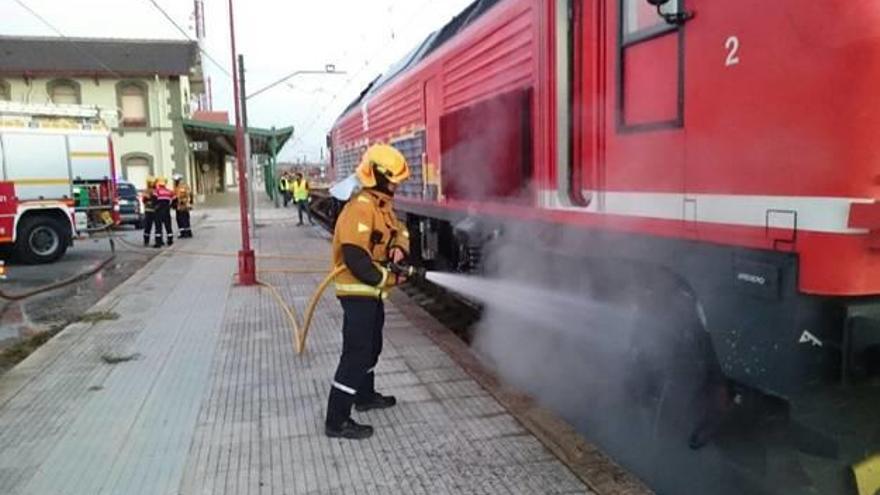 Sofocan el incendio de un tren en La Encina