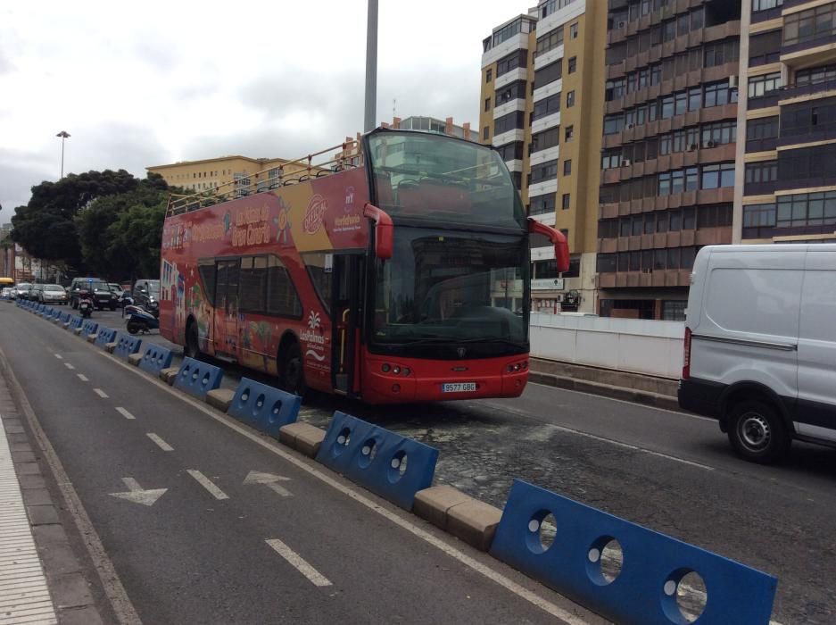 Calentamiento en la guagua turística junto a la Base Naval