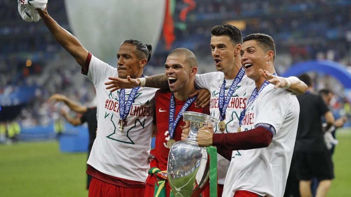 Bruno Alves, Pepe, Fonte y Cristiano celebran la Eurocopa ganada en París.