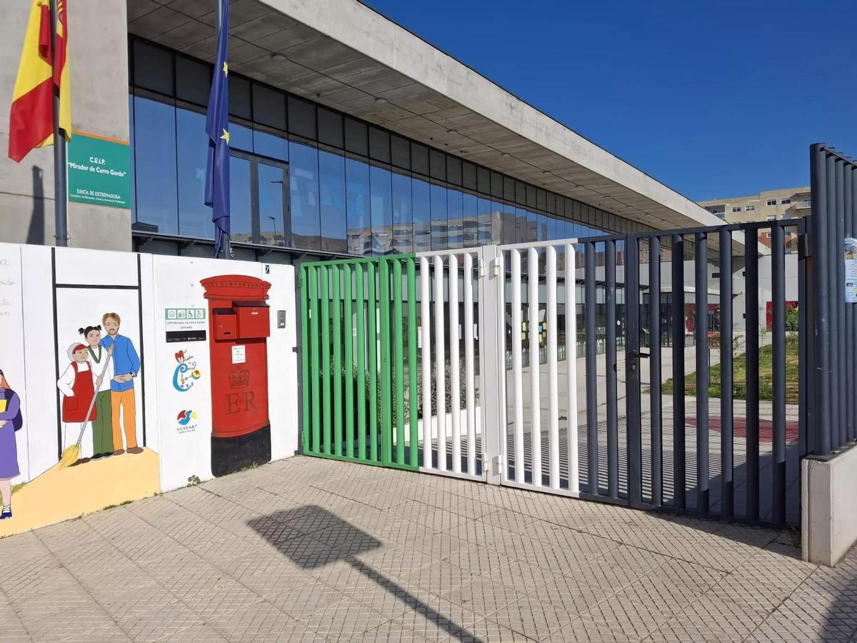 La puerta del colegio de Cerro Gordo en Badajoz.