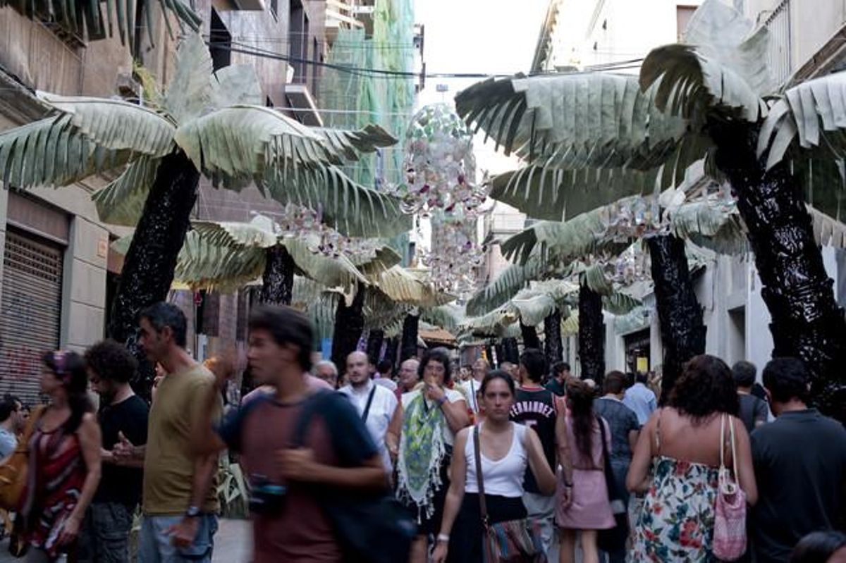 La gente pasea entre las palmeras de la calle de Luis Antúnez.