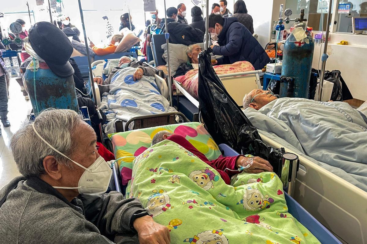 Pacientes en camillas son atendidos en el hospital de Tongren en Shanghái.
