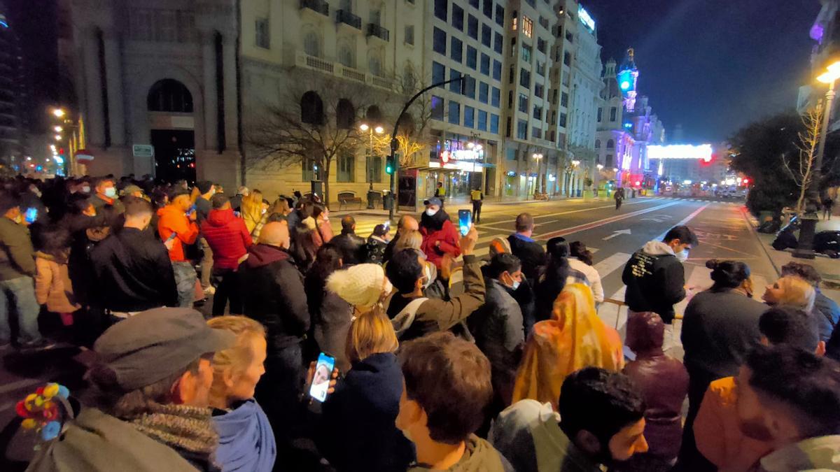 Un grupo de personas aguardaba fuera del perímetro de la plaza del Ayuntamiento de València