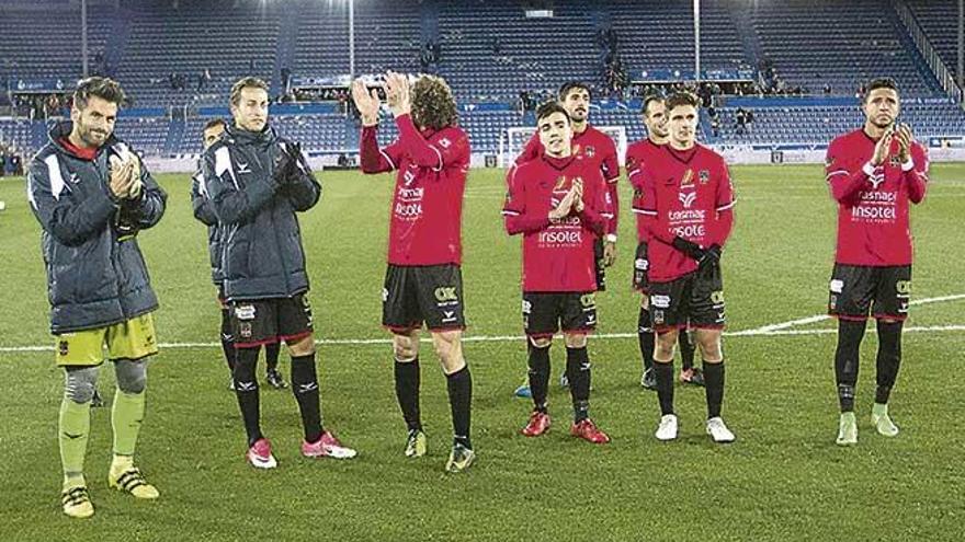 Jugadores del Formentera en su despedida de ayer del estadio vitoriano de Mendizorroza.