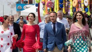 GRAF4701. BARCELONA (ESPAÑA), 28/04/2018.- La líder de Ciudadanos en Cataluña y portavoz nacional del partido, Inés Arrimadas (2i), junto al presidente de la FECAC, Daniel Sainero (2d), y las diputadas Lorena Roldán (1d), y Sonia Sierra (1i), en su visita a la Feria de Abril de Cataluña EFE/Marta Pérez