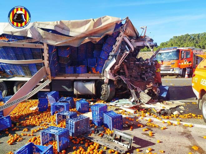 El vuelco de un camión de naranjas produce colas kilométricas en la A-7
