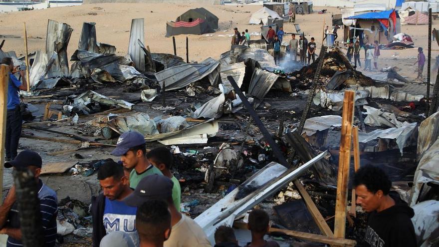 Un nuevo ataque israelí a campamentos de desplazados en Rafah deja una veintena de muertos