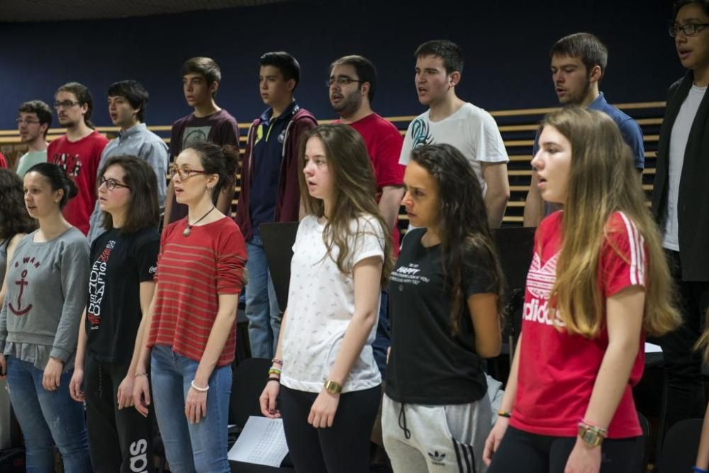 Sesión de expresión corporal en los ensayos del Joven Coro de la Fundación Princesa de Asturias