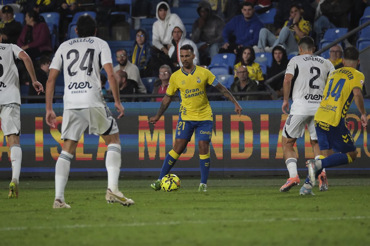 Viera, ante el Albacete, trata de combinar con Fuster.