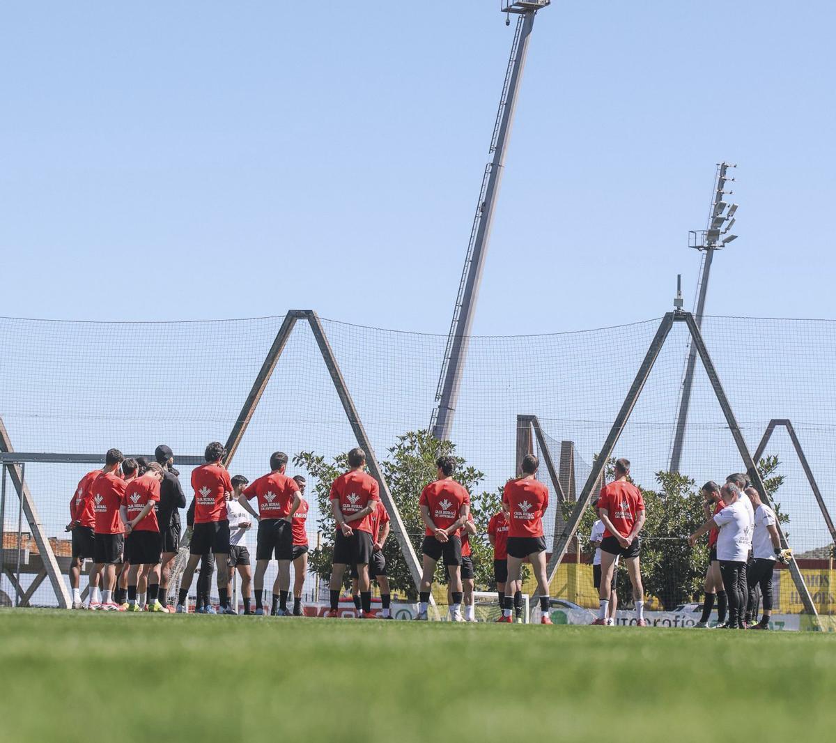 Un momento del entrenamiento de ayer  del Sporting en Las Palmas.  | RSG