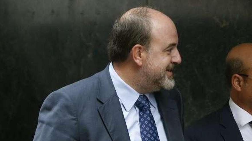 José Carceller, ayer en la entrada de la Audiencia Nacional.  // J. Lizón