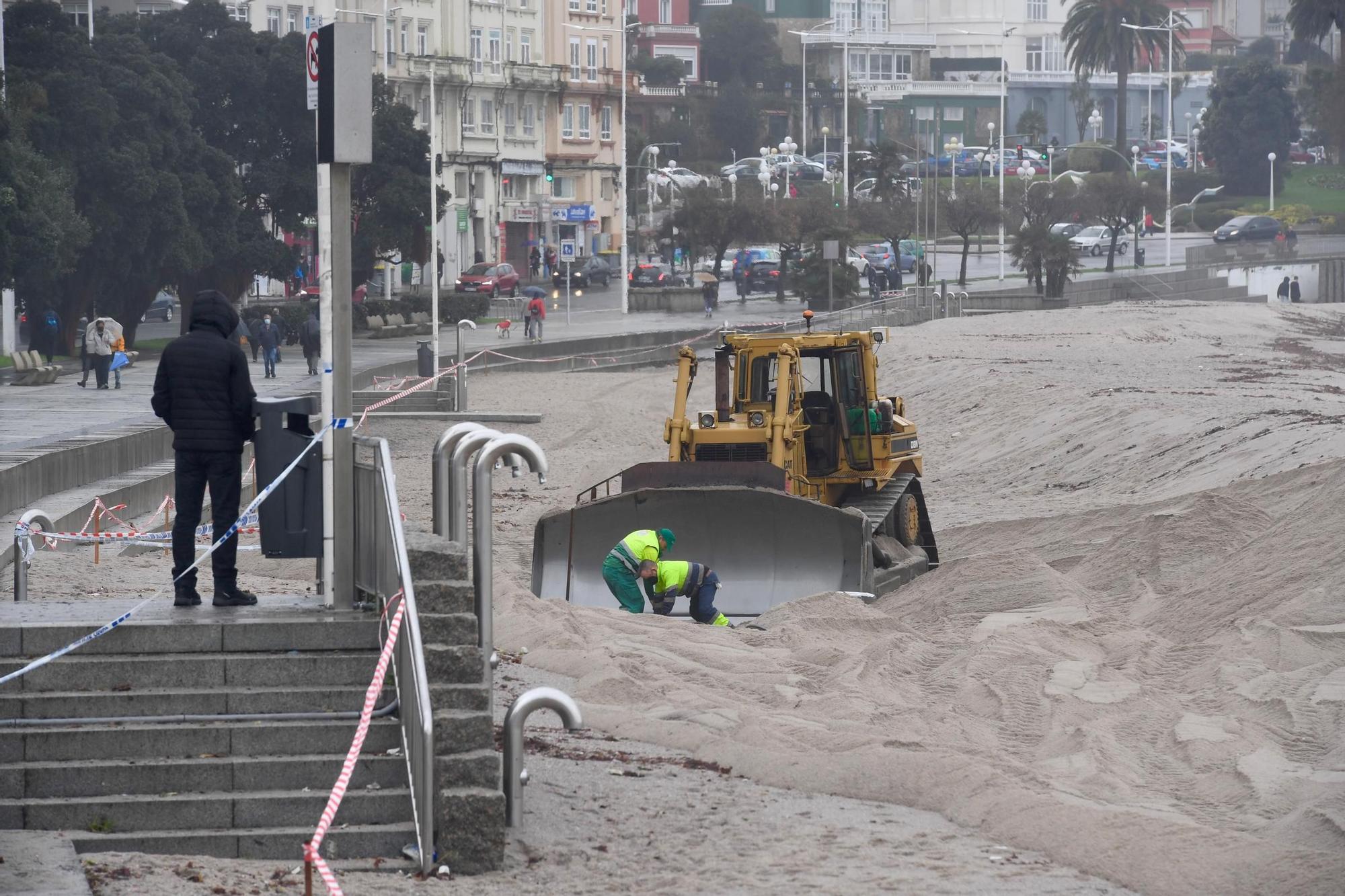 La duna invernal de Riazor recobra su forma