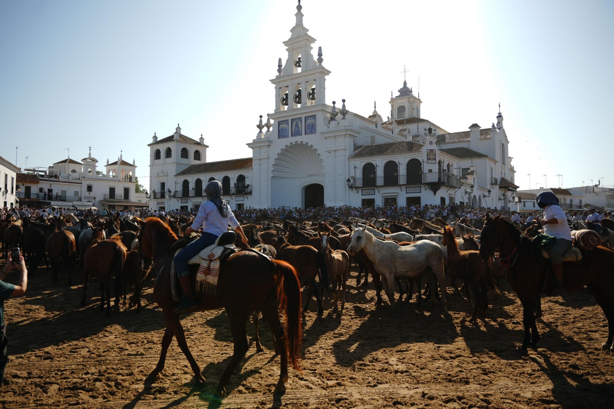 Imágenes de la entrada de entrada de la Saca de Yeguas a la ermita del Rocío. A 26 de junio de 2026 en Sevilla, Andalucía (España). La consejera de Sostenibilidad y Medio Ambiente, Catalina García, y el consejero de Turismo y Andalucía Exterior, Arturo Bernal, han atendido a los medios de comunicación en la aldea de El Rocío, en Almonte (Huelva), con motivo de su participación en la tradicional Saca de Yeguas. El acto, de gran arraigo en la cultura andaluza, reúne cada año a miles de personas y destaca por su valor medioambiental, ganadero y turístico. 26 JUNIO 2025 Francisco J. Olmo / Europa Press 26/06/2025. Francisco J. Olmo;