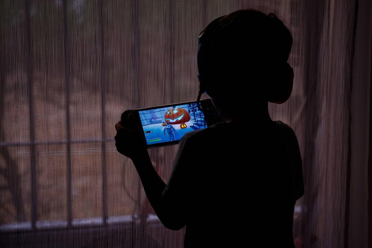 Juegos de azar, tragaperras, apuestas deportivas, niños jugando a video consolas, adicción al juego