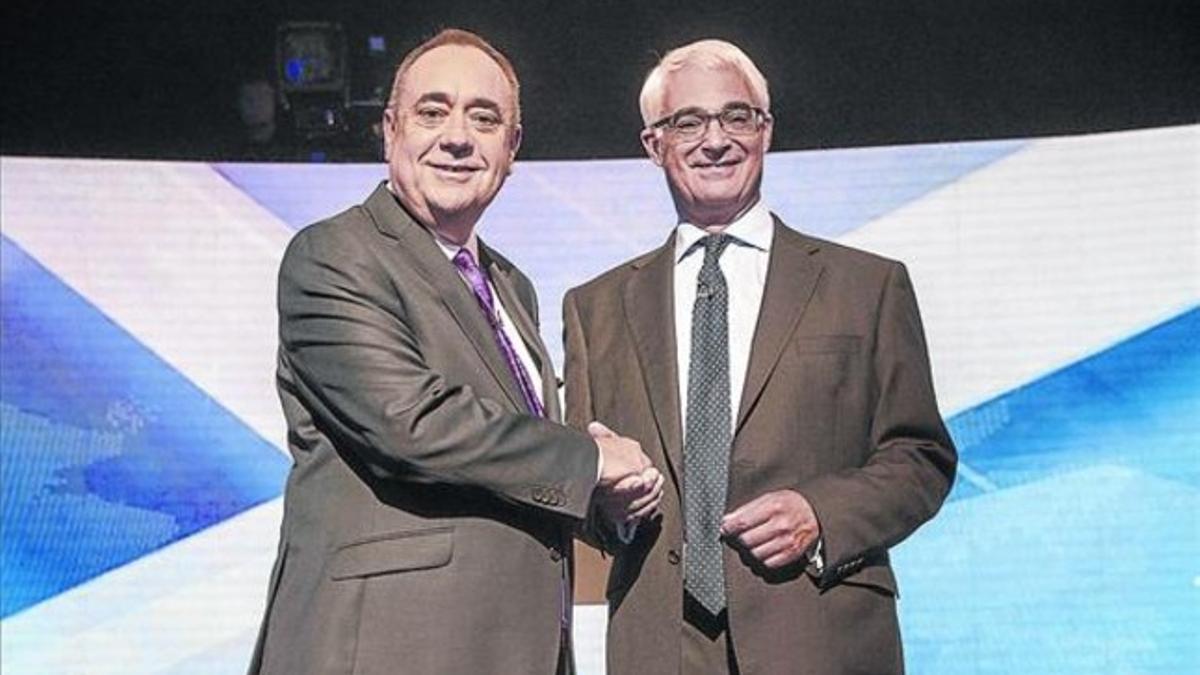 Salmond y Darling se estrechan la mano durante el debate que celebraron ayer en Glasgow.