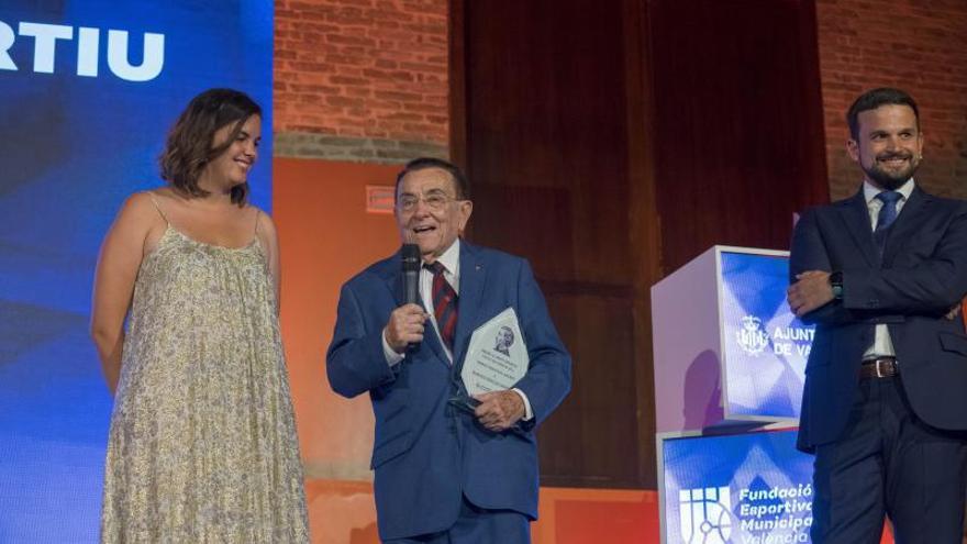 Francisco Fenollosa recogió el Premio Amorós.