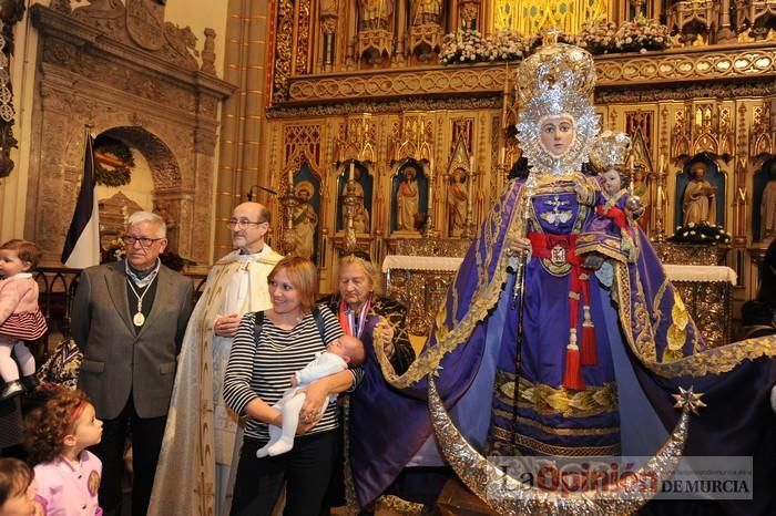 Los niños pasan por el manto de la Fuensanta