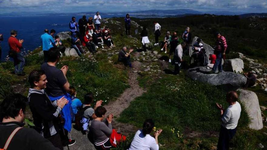 Un grupo de turistas, en el entorno del yacimiento arqueológico de O Facho. // Gonzalo Núñez