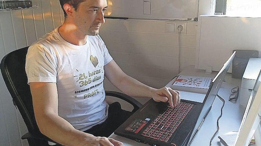 Un profesor atiende a sus alumnos en clases online.