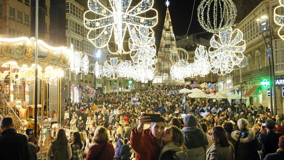 Visitantes a las luces de Navidad de Vigo en noviembre de 2022 en Porta do Sol