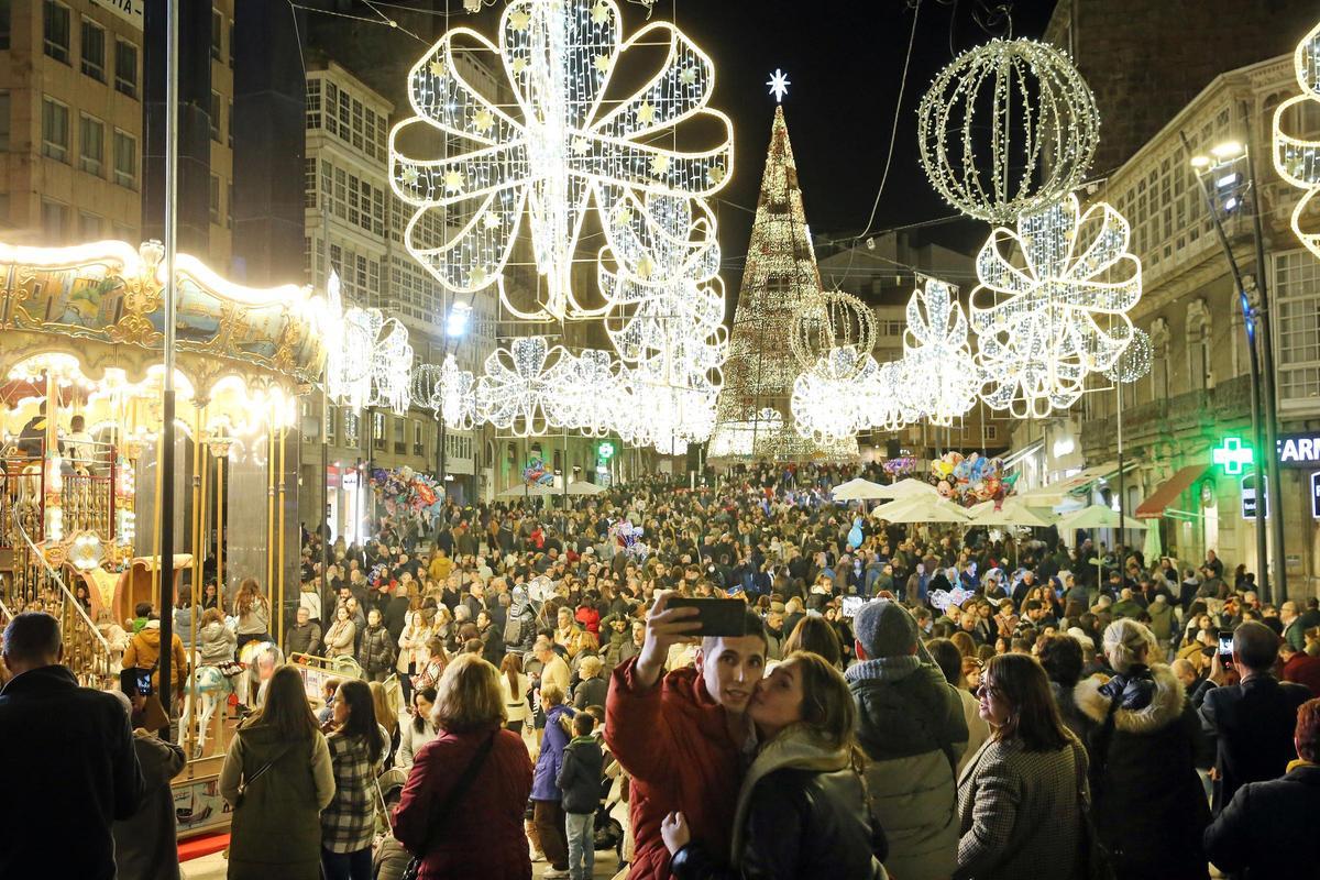 Visitantes a las luces de Navidad de Vigo en noviembre de 2022 en Porta do Sol