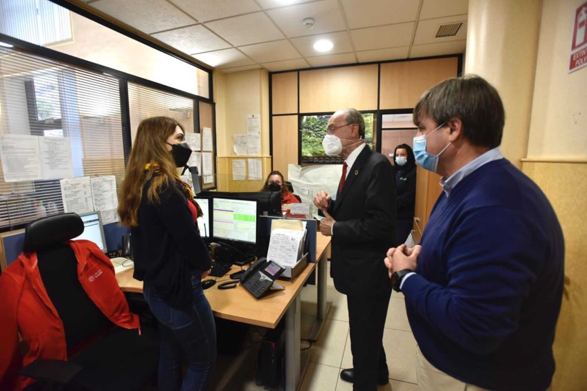 El alcalde visita los servicios municipales de guardia esta Nochebuena